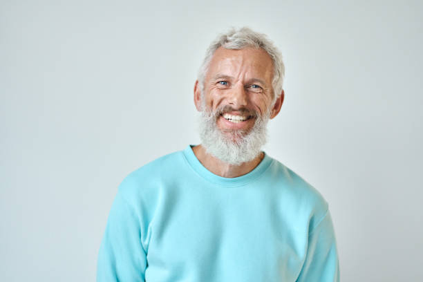 anciano barbudo sonriente aislado sobre fondo blanco, retrato de tiro en la cabeza. - men middle senior adult human age fotografías e imágenes de stock
