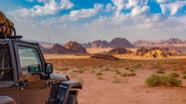 Off-road in a desert landscape north of Tabuk An off-road vehicle in a beautiful and savage desert landscapes north of Tabuk in Saudi Arabia jeep off road stock pictures, royalty-free photos & images