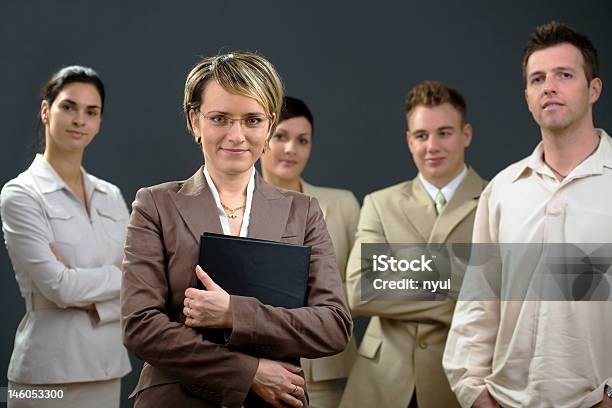 Mulher De Negócios E Equipe - Fotografias de stock e mais imagens de 20-24 Anos - 20-24 Anos, 20-29 Anos, 25-29 Anos