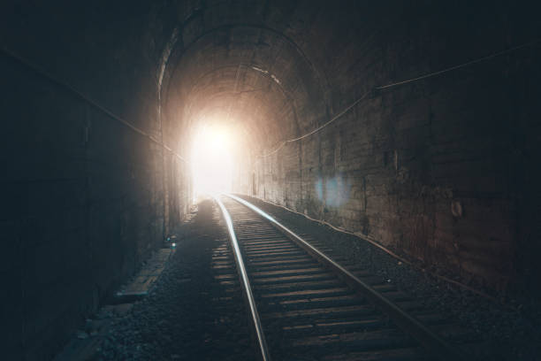luce alla fine del tunnel ferroviario - luce alla fine del tunnel foto e immagini stock