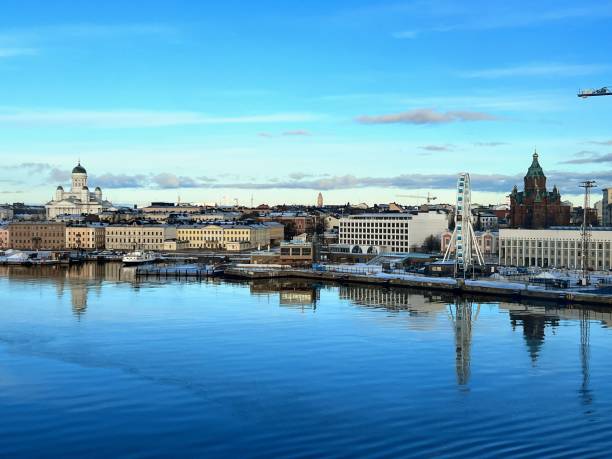 hermosa vista del paisaje urbano con la iglesia tuomiokirkko, uspenski cathedtal y noria con reflejo en el agua en un brillante día de invierno - catedral de uspenski helsinki fotografías e imágenes de stock