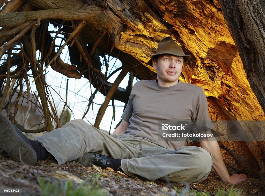 El hombre está ubicado en una antigua árbol - Foto de stock de Adulto libre de derechos