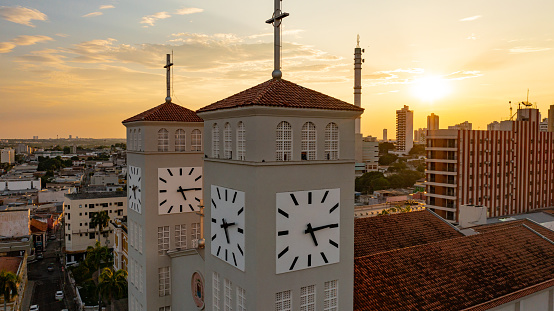 Imagens aereas de Cuiabá, capital do estado de Mato Grosso. Relógio da Catedral Basílica do Senhor Bom Jesus de Cuiabá
