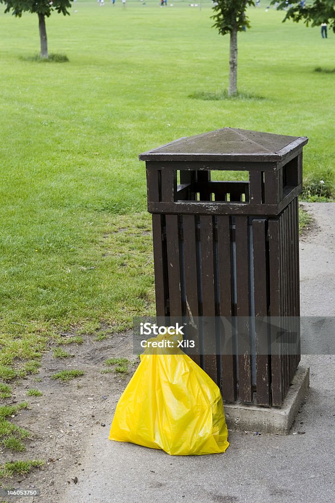 Tacho de la basura - Foto de stock de Aire libre libre de derechos