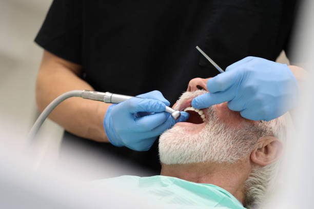 una visita dal dentista - dentist dental drill dental equipment dental hygiene foto e immagini stock