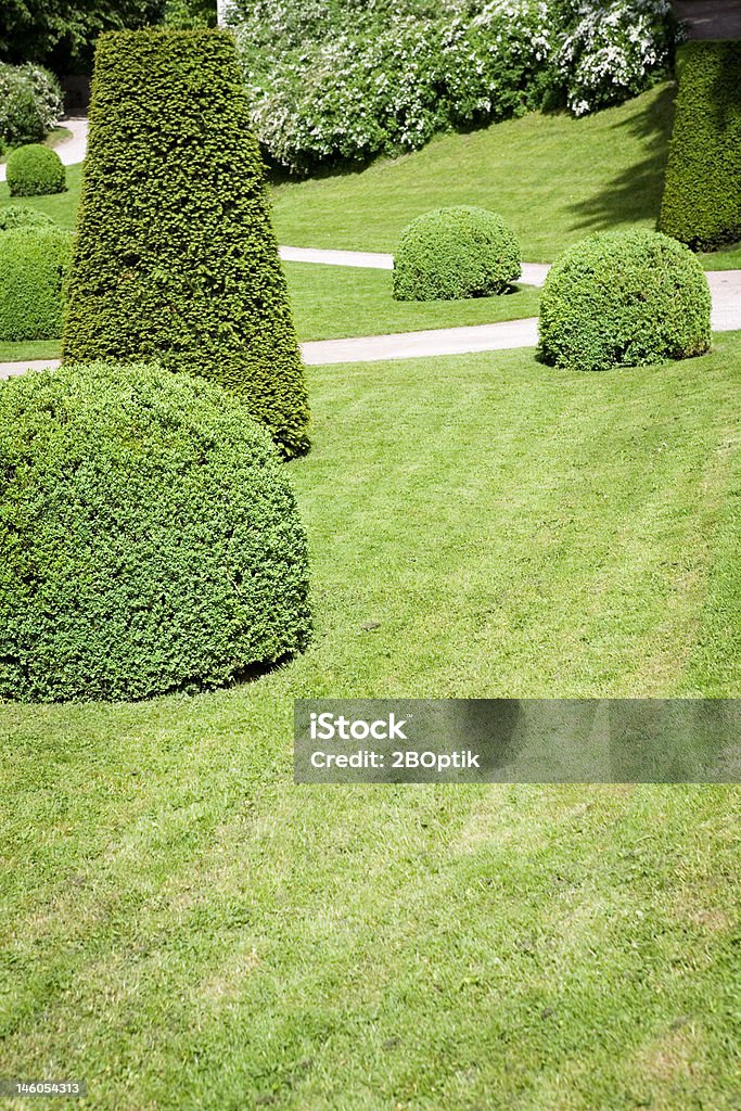 Marciapiede in un giardino - Foto stock royalty-free di Ambientazione tranquilla