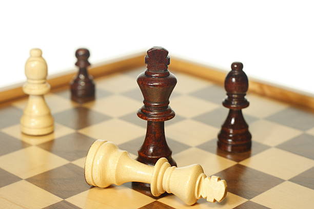 erfolgreich in schach battle mit weißem hintergrund. - strategy failure chess king five objects stock-fotos und bilder