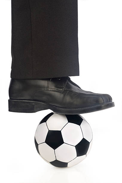 ballon de football et de chaussures - business human foot shoe men photos et images de collection
