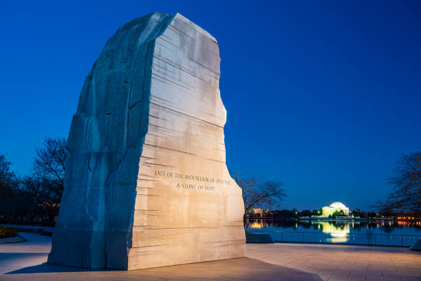 martin luther king jr. memorial in washington, d.c., usa mit blick auf das jefferson memorial. - civil rights stock-fotos und bilder