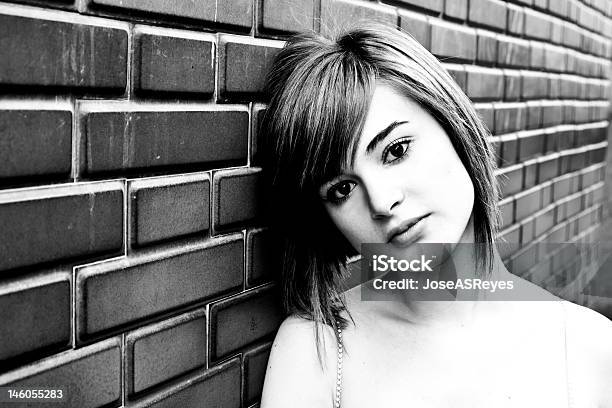 Piękna Kobieta Na Ścianie - zdjęcia stockowe i więcej obrazów Adolescencja - Adolescencja, Biały, Blond włosy