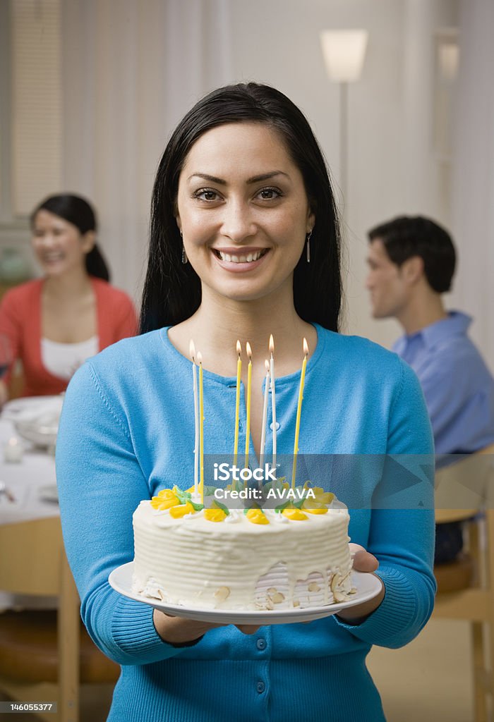 Kobieta trzyma Tort urodzinowy z Świece - Zbiór zdjęć royalty-free (20-24 lata)