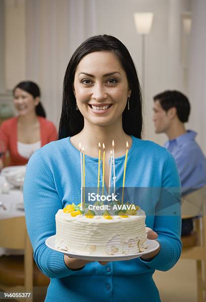 Foto de Mulher Segurando Bolo De Aniversário Com Velas e mais fotos de stock de 20-24 Anos - 20-24 Anos, Adulto, Aniversário