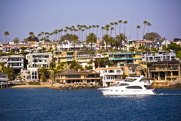 newport harbor paradies - newport beach california orange county house stock-fotos und bilder