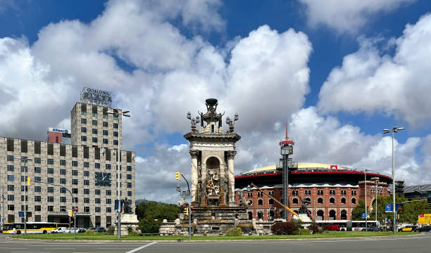 plaza de españa em barcelona com o shopping center plaza de toros de las arenas e fonte no centro - gran via - fotografias e filmes do acervo