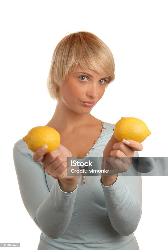 Chica rubia con limones - Foto de stock de Adulto libre de derechos