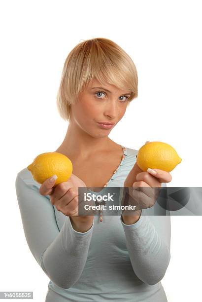 Chica Rubia Con Limones Foto de stock y más banco de imágenes de Adulto - Adulto, Adulto joven, Agarrar