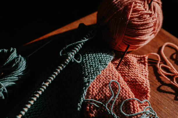 編み物の横にある2つの糸のボールの接写
