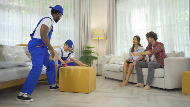 고객을 위해 집을 옮기는 직원 노동자 팀, 유니폼이 있는 상자를 배달합니다. 배송 및 포장 사업 직업 서비스 회사. 사람들의 라이프 스타일 - four people service customer team 뉴스 사진 이미지