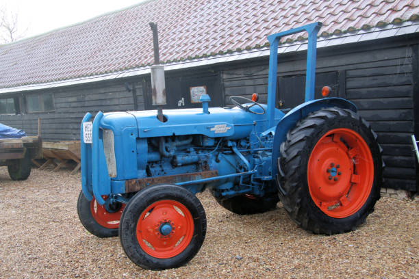 vue d’un tracteur - tractor farm uk agriculture photos et images de collection