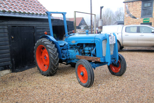 vue d’un tracteur - tractor farm uk agriculture photos et images de collection