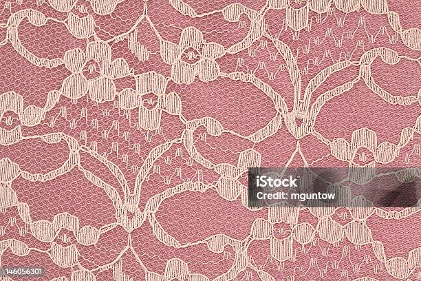 Primo Piano Di Rosa E Pizzo Crema - Fotografie stock e altre immagini di Amore - Amore, Antico - Vecchio stile, Beige