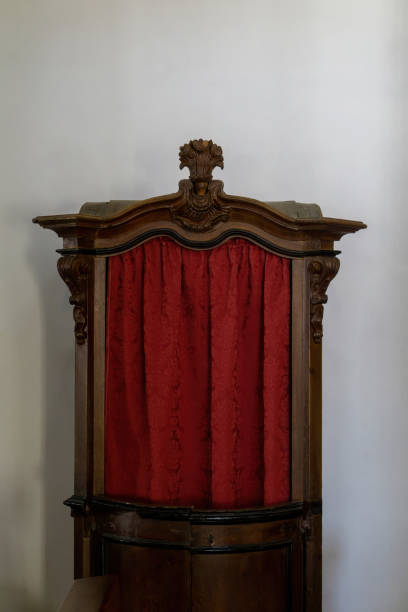 cabine confessionnelle antique avec rideau rouge - confession booth curtain church nobody photos et images de collection