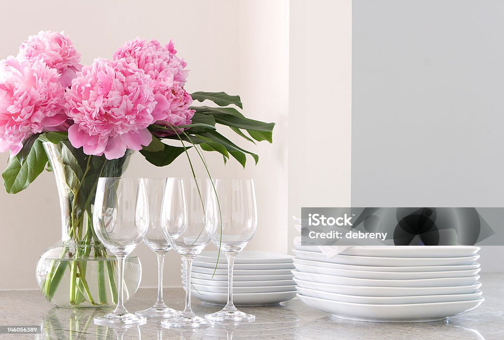 Branco pratos, copos de vinho & peonies-Entretenimento em casa - Foto de stock de Flor royalty-free