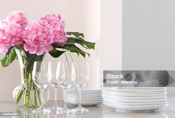 Foto de Branco Pratos Copos De Vinho Peoniesentretenimento Em Casa e mais fotos de stock de Flor