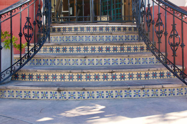 испанская плитка украшает изогнутую лестницу - house san diego california old town architecture стоковые фото и изображения