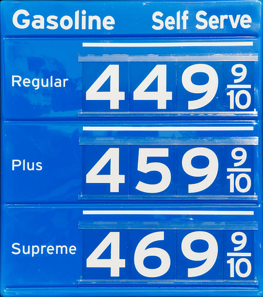 газовый знак с высоким ценам - gas fuel pump labeling fuel and power generation стоковые фото и изображения