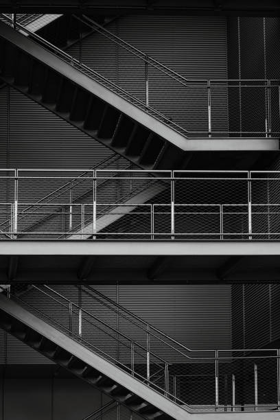 gris las escaleras - focus on shadow staircase industry shadow fotografías e imágenes de stock