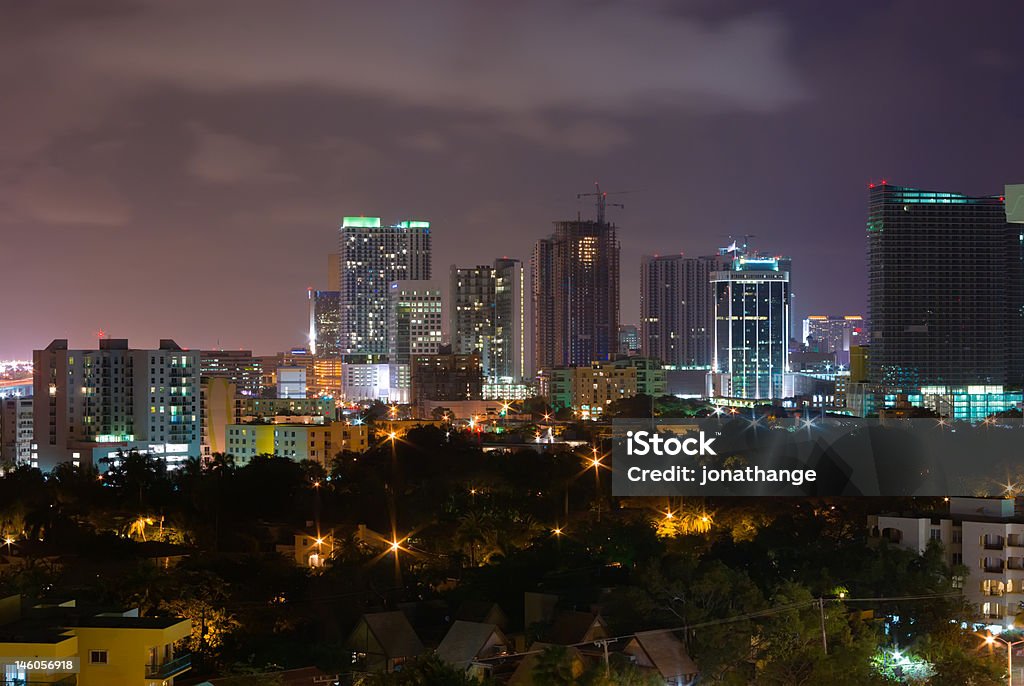 Del centro de la ciudad de Miami por la noche - Foto de stock de Aire libre libre de derechos