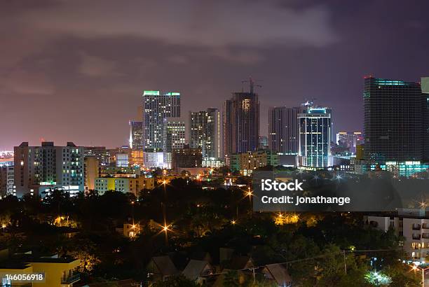 Photo libre de droit de Le Centreville De Miami La Nuit banque d'images et plus d'images libres de droit de Appartement - Appartement, Architecture, Bâtiment vu de l'extérieur