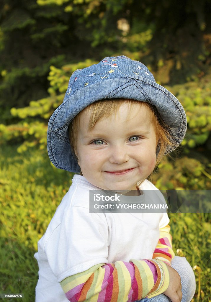 Небольшая Красивая девушка улыбается - Стоковые фото 12-17 месяцев роялти-фри