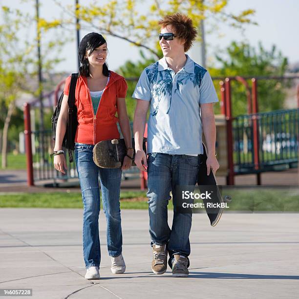 Teenager Paar Spaziergänge Stockfoto und mehr Bilder von Athlet - Athlet, Cool und Lässig, Dating