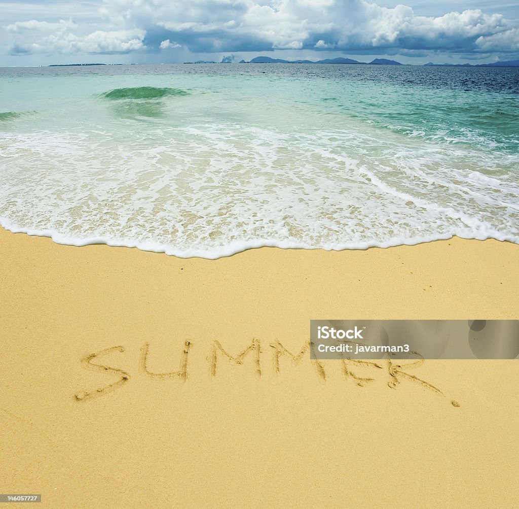 Verão escrito na areia de uma praia tropical - Royalty-free Amarelo Foto de stock