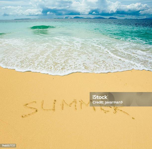 Verão Escrito Na Areia De Uma Praia Tropical - Fotografias de stock e mais imagens de Amarelo - Amarelo, Apoio, Areia