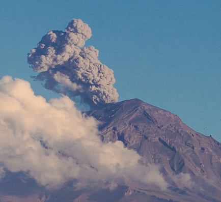Volcán Popocatépetl echando fumarola, erupción.