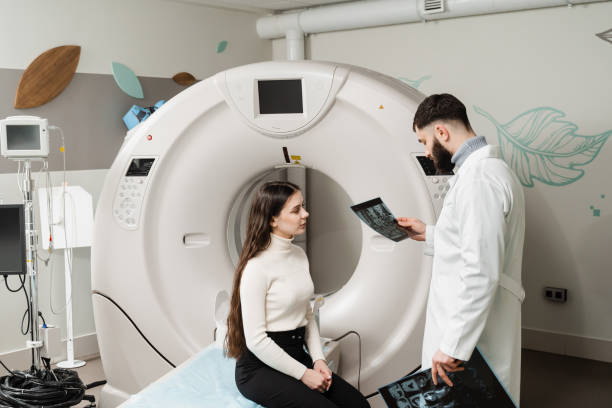Consultation about spine CT scan for assess for herniated disk, tumors, extent of injuries, blood vessel malformations. Computed tomography CT scan process for examination of spine consulta sobre tomografía computarizada de la columna vertebral para evaluar hernias de disco, tumores, extensión de lesiones, malformaciones de los vasos sanguíneos. proceso de tomografía computarizada para el examen de la columna vertebral.