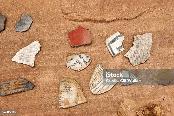 Foto de Cerâmica Partes E Chert e mais fotos de stock de Cerâmica - Cerâmica, Arqueologia, Isolado