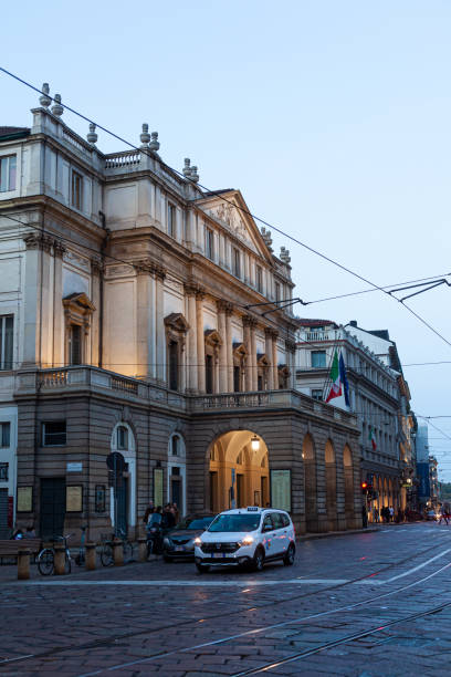 ein blick auf den sonnenuntergang des berühmten teatro alla scala opera house in mailand - milan italy stage theater opera house built structure stock-fotos und bilder