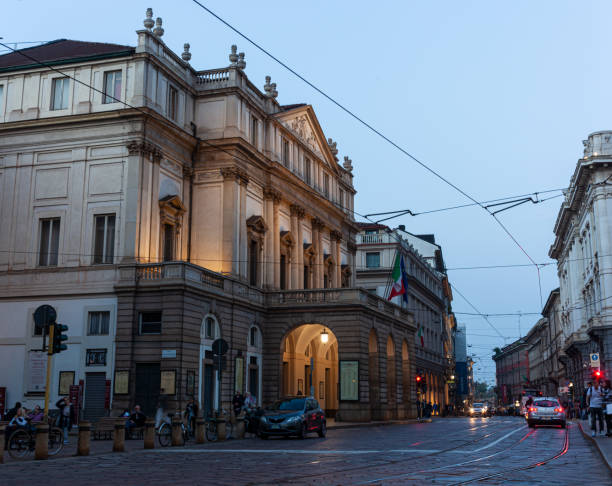 una vista del atardecer del famoso teatro alla scala opera house en milán - milan italy stage theater opera house built structure fotografías e imágenes de stock