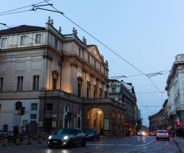 ein blick auf den sonnenuntergang des berühmten teatro alla scala opera house in mailand - milan italy stage theater opera house built structure stock-fotos und bilder