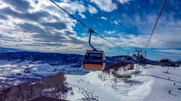 ゴールデンゴンドラ - colorado skiing usa color image ストックフォトと画像