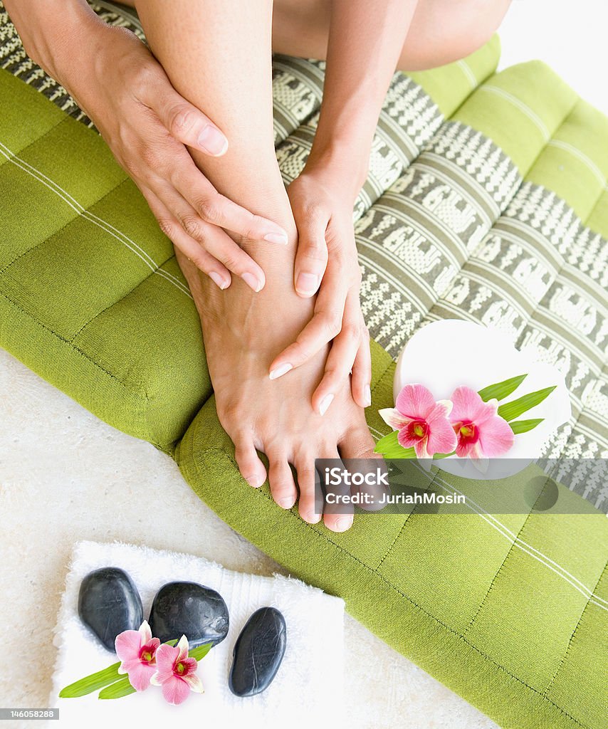 Mujer haciendo servicio de masajes para pies - Foto de stock de Dar masajes libre de derechos