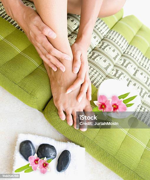 Photo libre de droit de Femme Faisant Le Massage Des Pieds En Libreservice banque d'images et plus d'images libres de droit de Masser