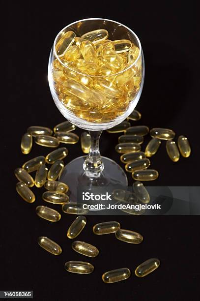 Bicchiere Pieno Di Vitamine - Fotografie stock e altre immagini di Alimentazione sana - Alimentazione sana, Assuefazione, Brillante