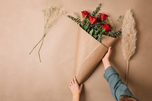 istock Wrapping a bouquet with red roses 1460583714