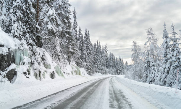 Conduciendo por una carretera resbaladiza en enero, Oppland/Innlandet County Norway - foto de stock