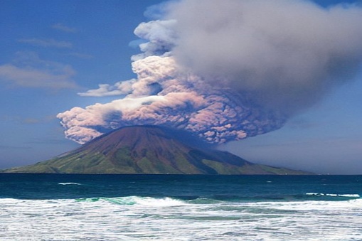 Isla paradisíaca del Pacífico con volcán en erupción photo